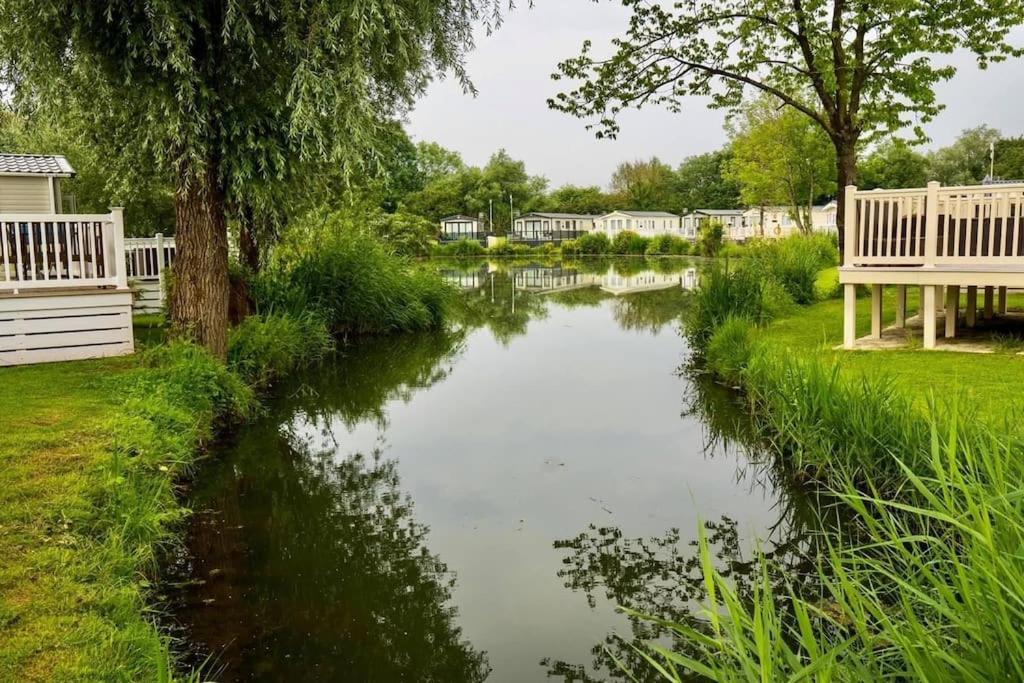 Waters Edge, Hoburne Cotswolds Villa South Cerney Exterior photo