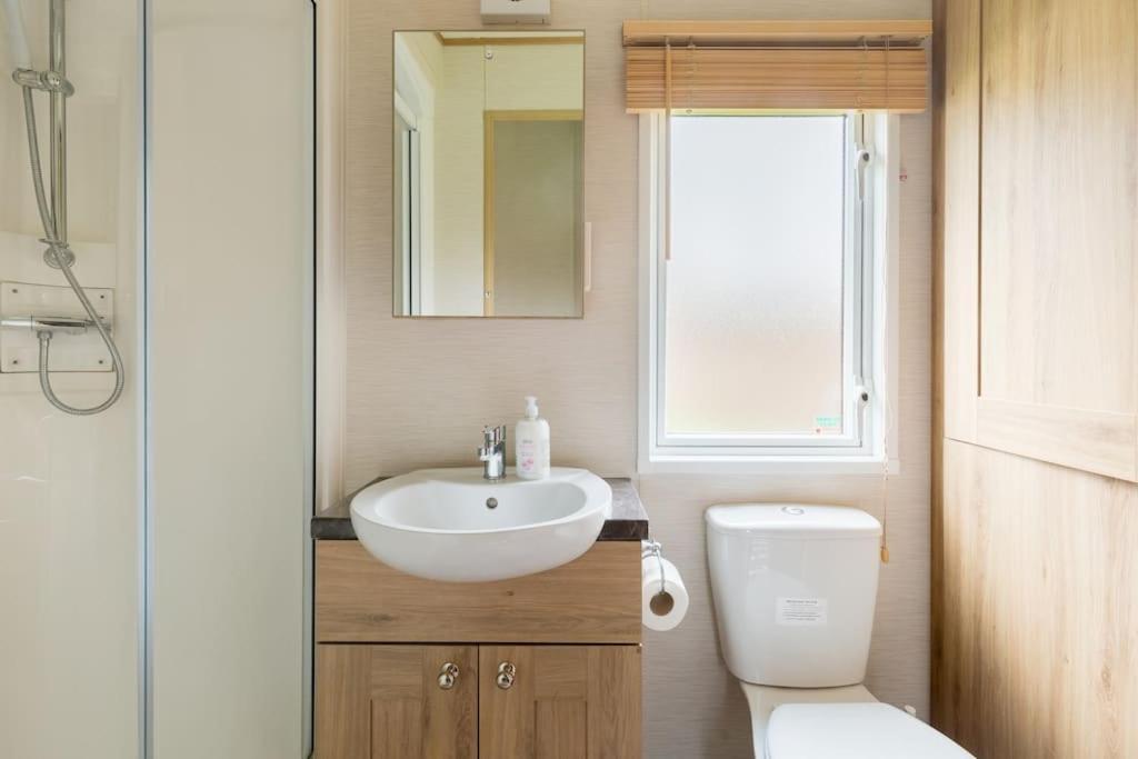 Waters Edge, Hoburne Cotswolds Villa South Cerney Exterior photo