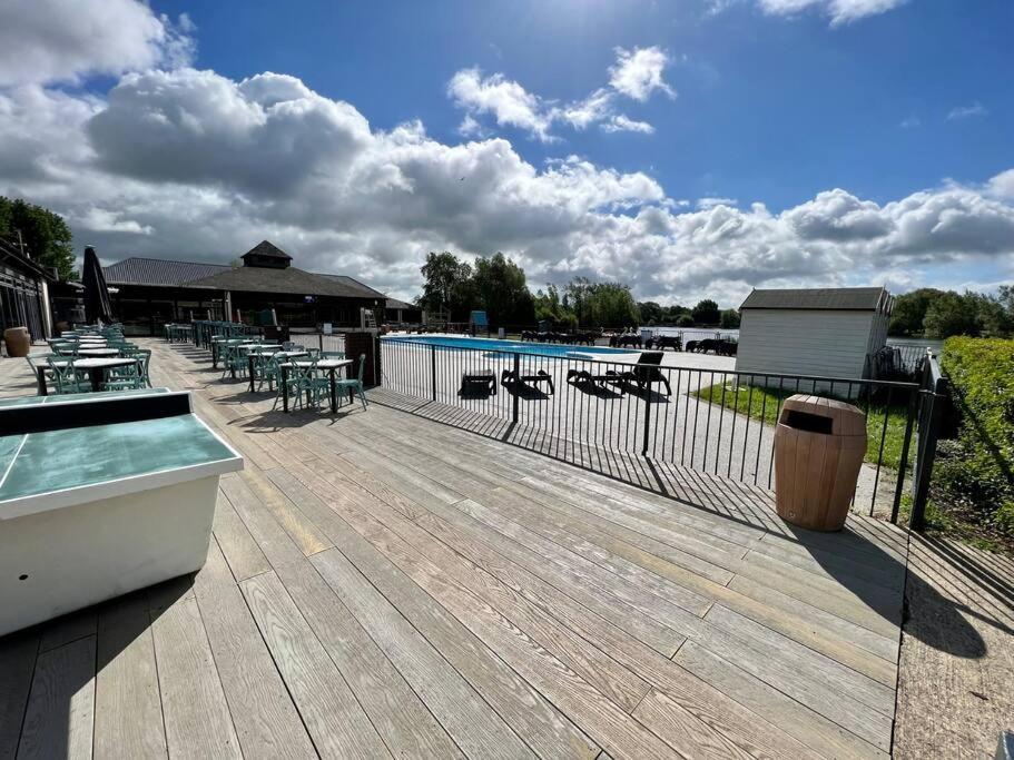Waters Edge, Hoburne Cotswolds Villa South Cerney Exterior photo